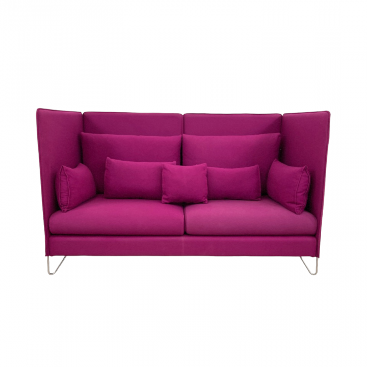 Cármenes høyrygget sofa i ull, magenta