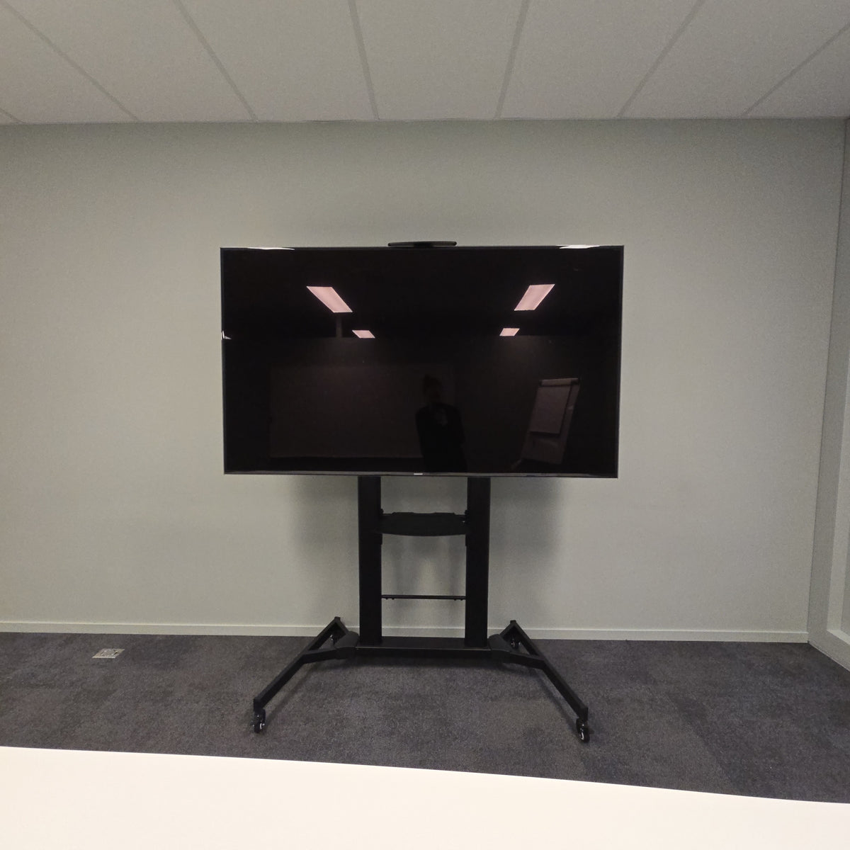 Samsung UE75H6475SUXXE tV, med mobilt stativ på hjul