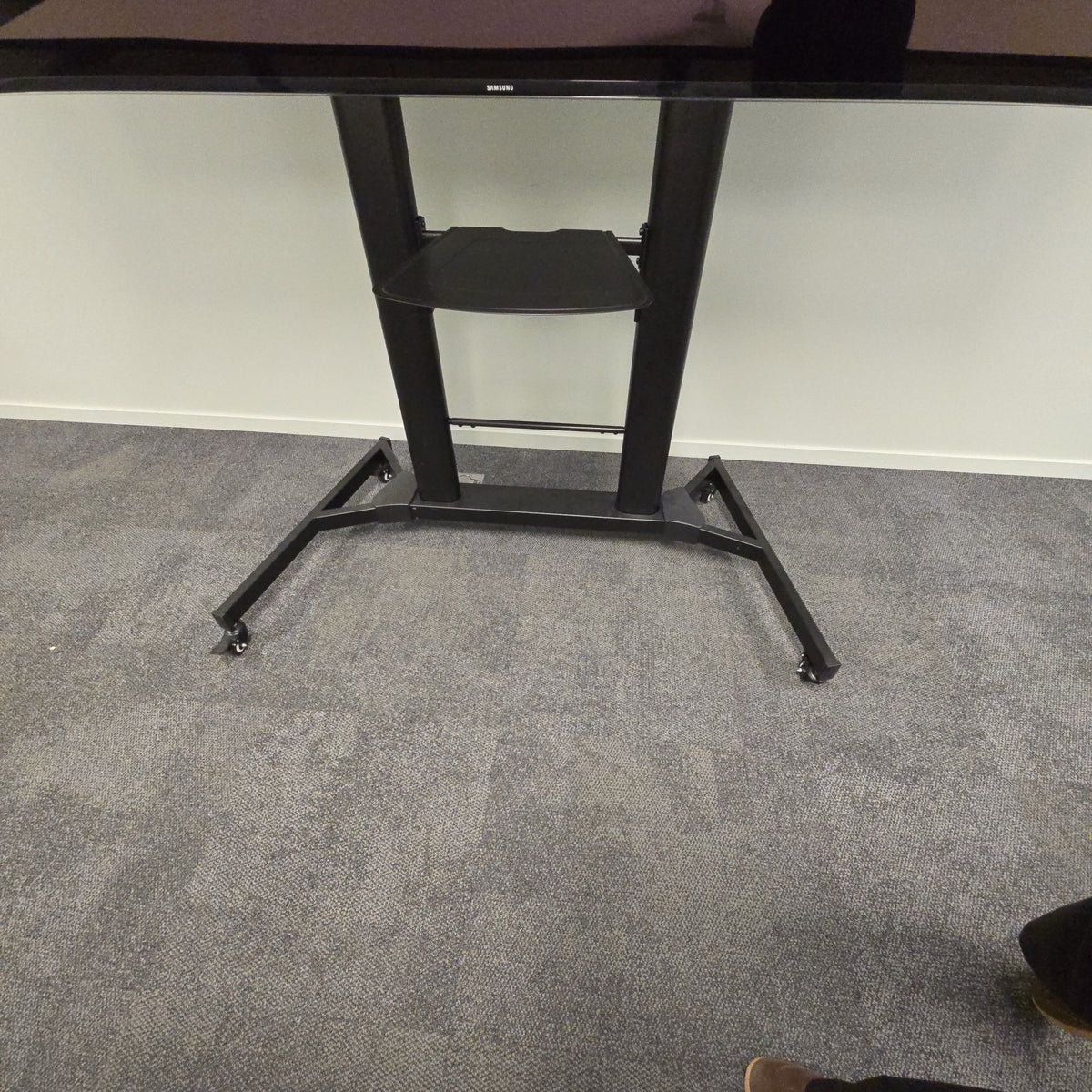 Samsung UE75H6475SUXXE tV, med mobilt stativ på hjul