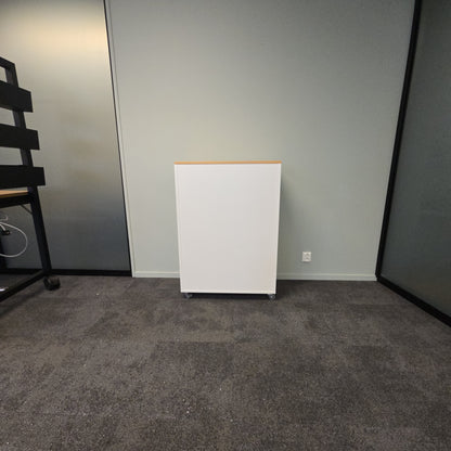 (80x40x115) slagdørskap i hvit, 2 skuffer og 3 dører på hjul