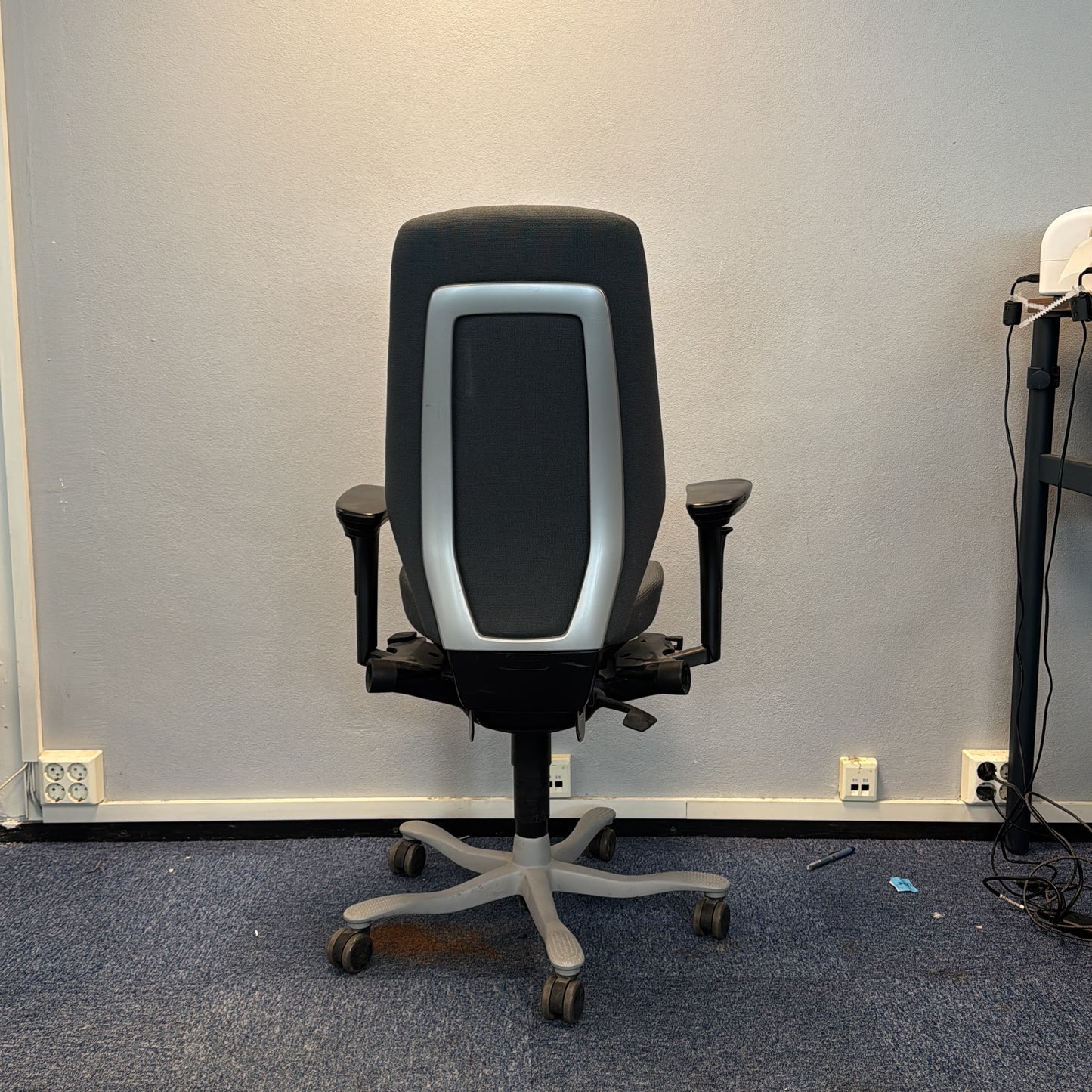 Synchrone 9000 kontorstol fra Kinnarps i grå, justerbare armlener