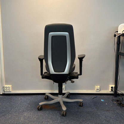 Synchrone 9000 kontorstol fra Kinnarps i grå, justerbare armlener