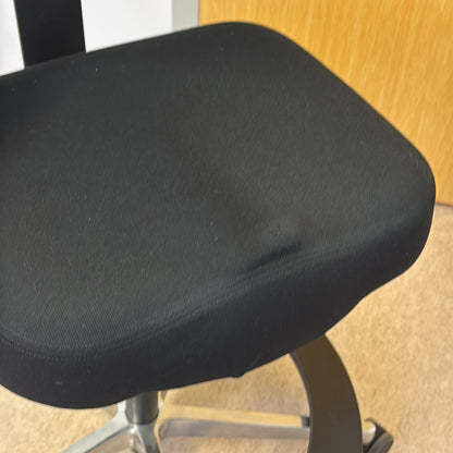 Sadelstol fra Sittup i svart, fotring