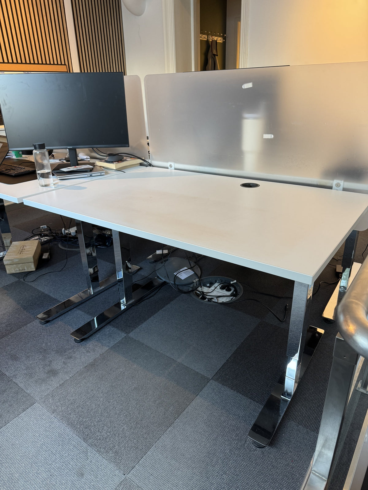 (120x80) EFG hev/senk-bord i hvit, kabelgjennomføring