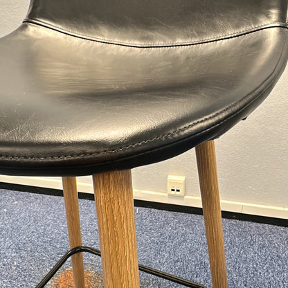 Jonstrup barstol fra JYSK i svart, kunstskinn