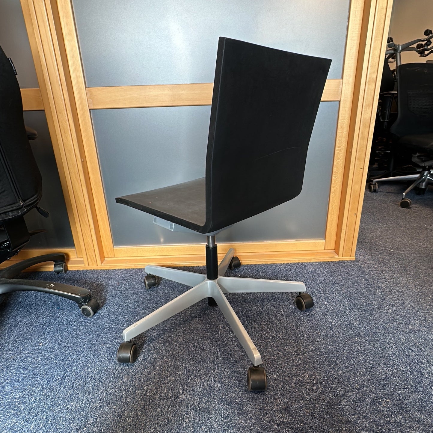 04 møtestol fra Vitra i svart