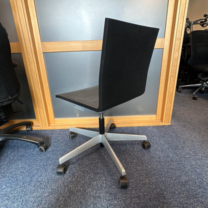 04 møtestol fra Vitra i svart