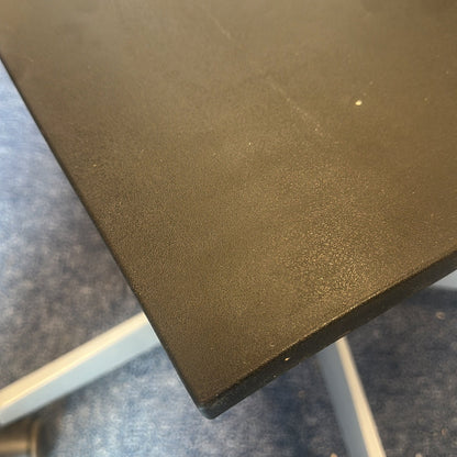 04 møtestol fra Vitra i svart