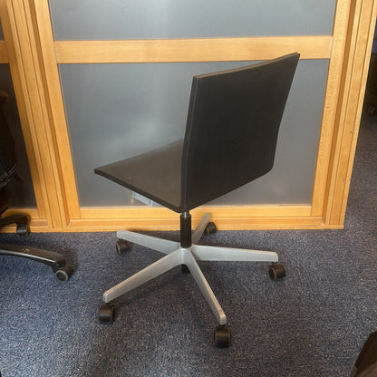 04 møtestol fra Vitra i svart