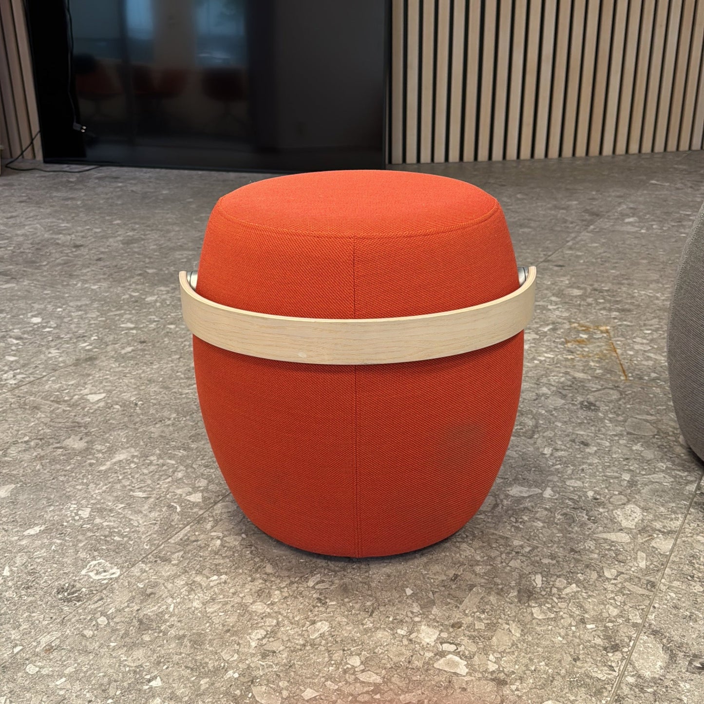 Carry on puff fra Offecct i lys grå