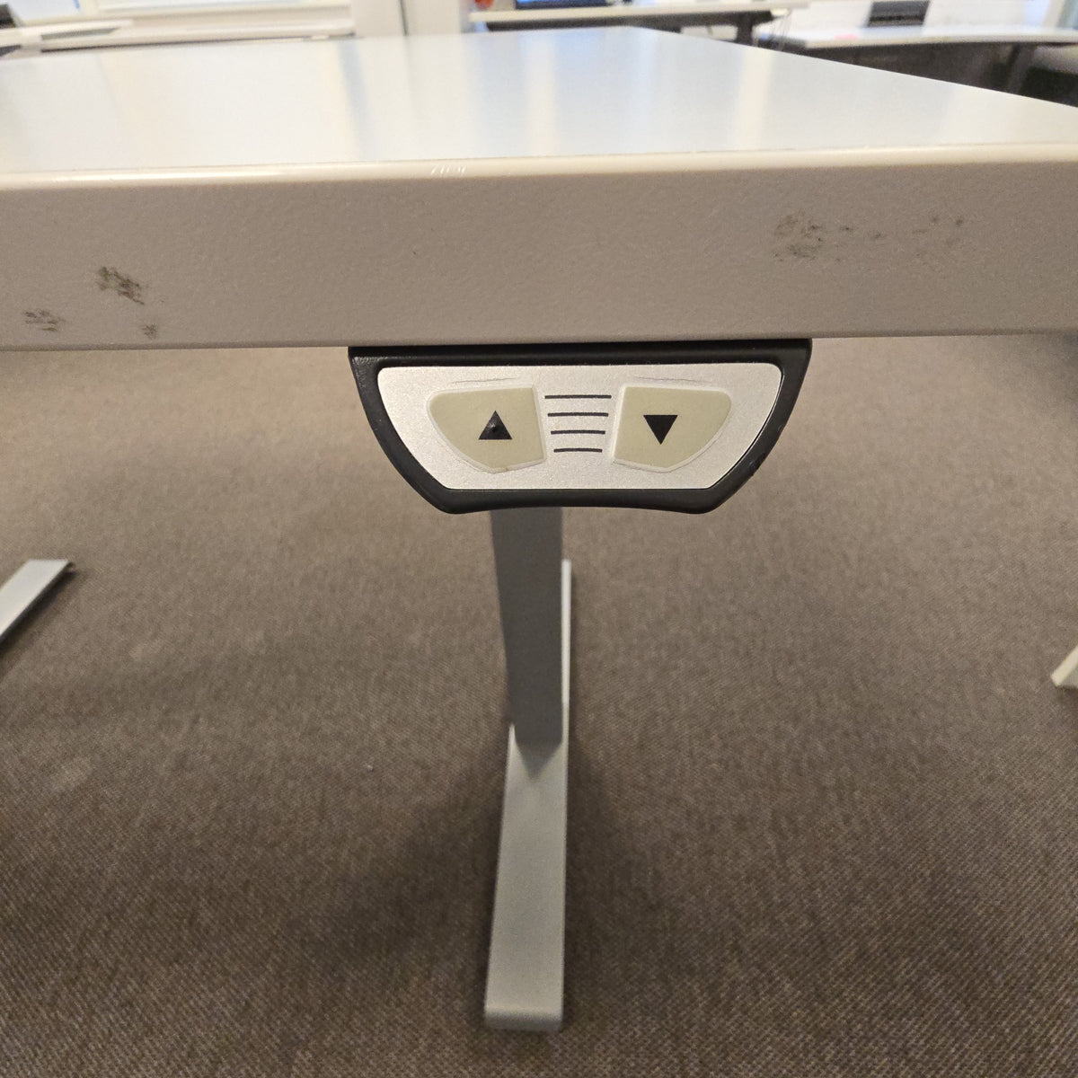 (120x80) Kinnarps Series P hev/senk bord i hvit, kabelkurv