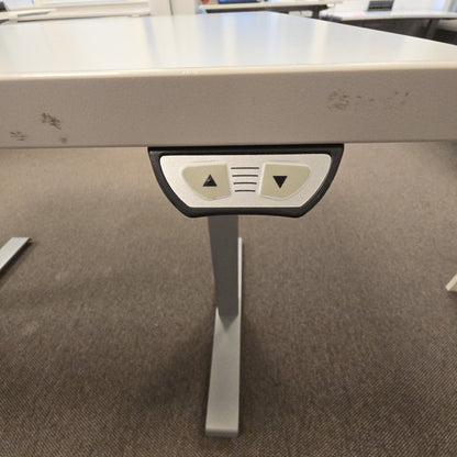 (120x80) Kinnarps Series P hev/senk bord i hvit, kabelkurv