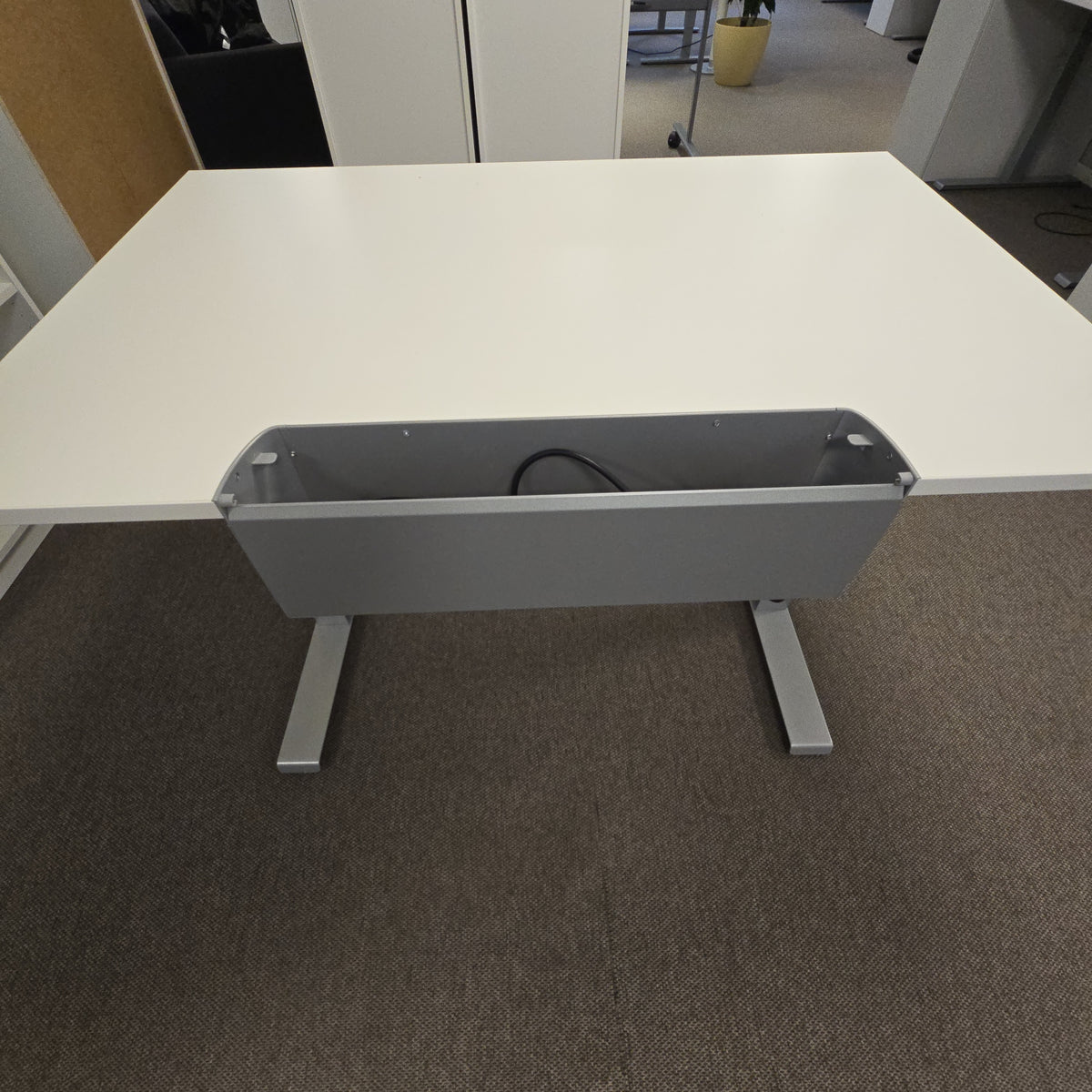 (120x80) Kinnarps Series P hev/senk bord i hvit, kabelkurv