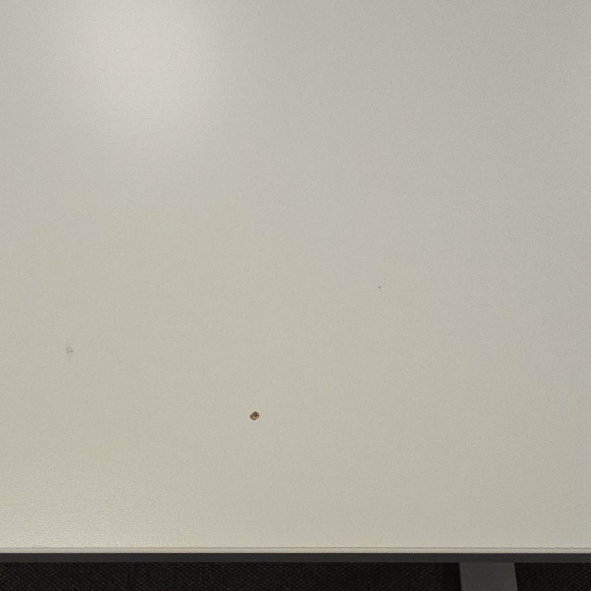 (120x80) Kinnarps Series P hev/senk bord i hvit, kabelkurv