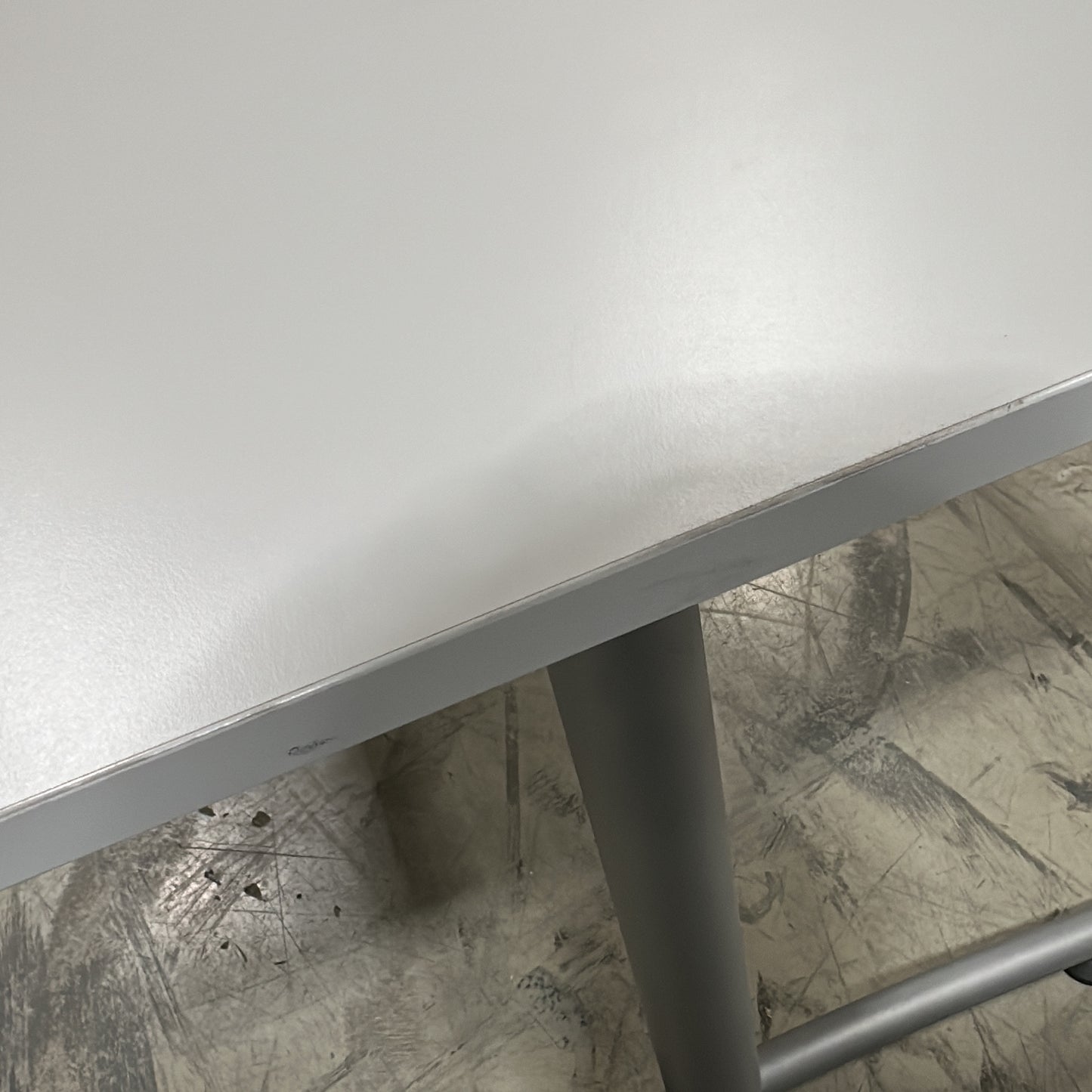 (160x80) EFG skrivebord i lys grå