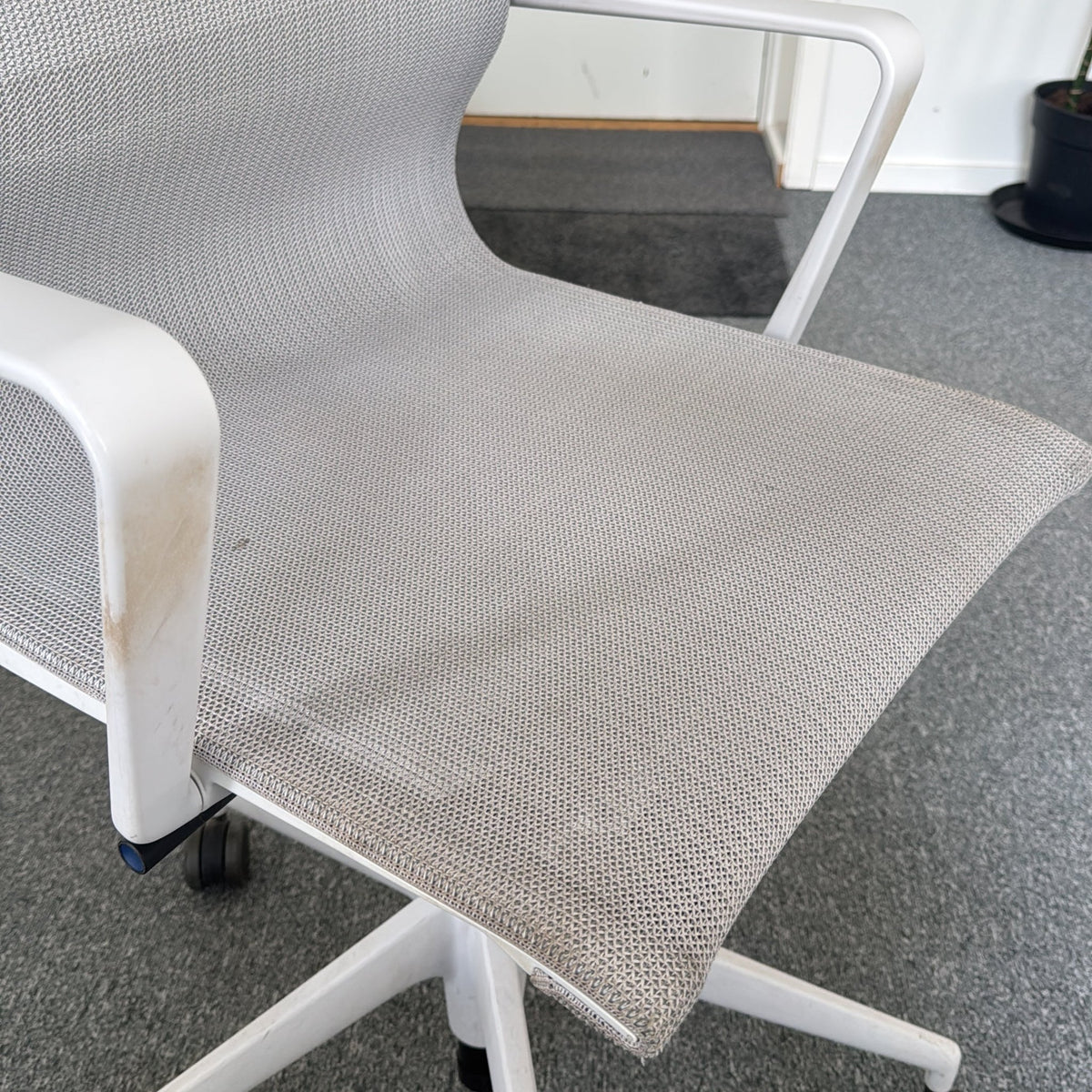 Physix møtestol fra Vitra i hvit