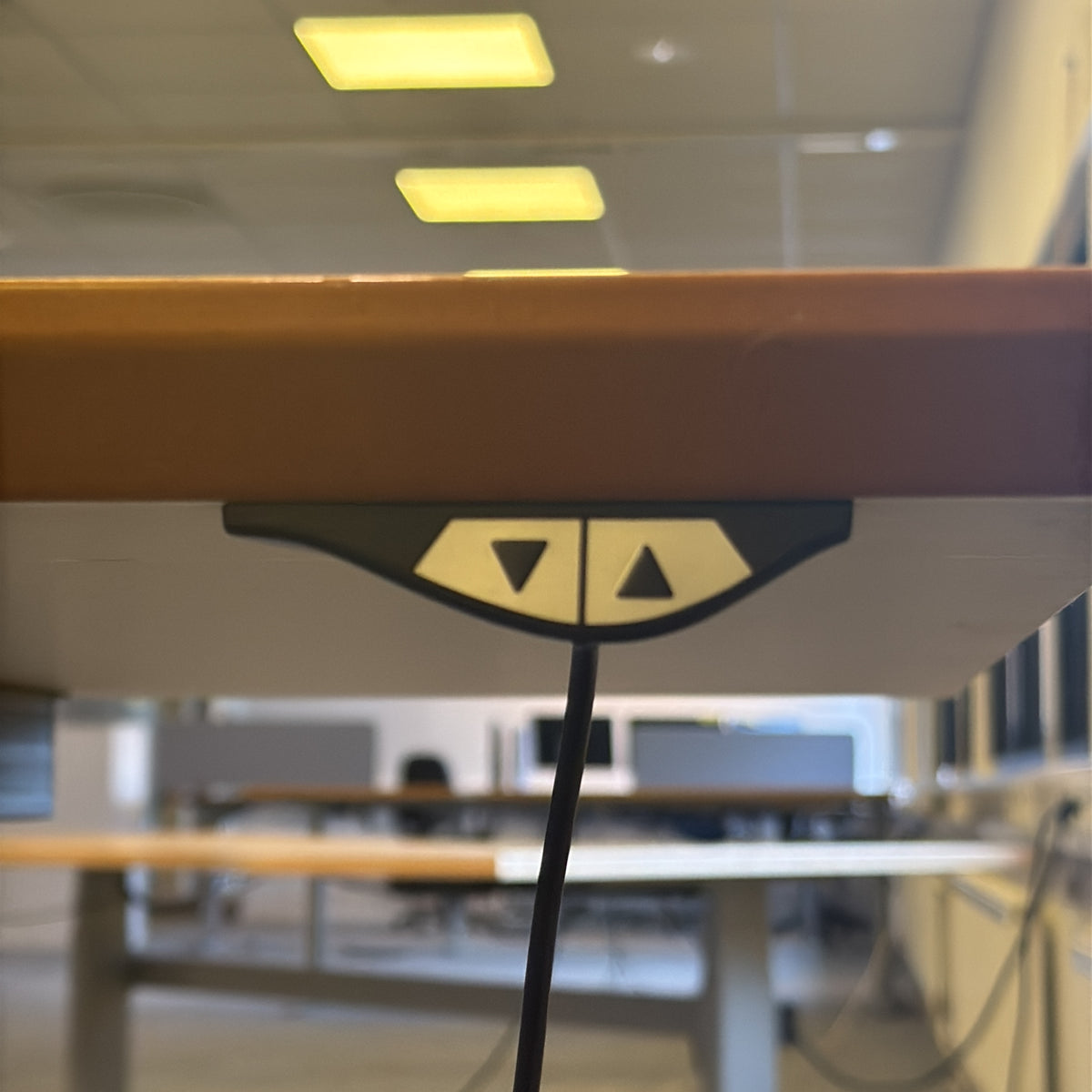 Elektrisk hev/senk-understell fra Norgesmøbler i lys grå