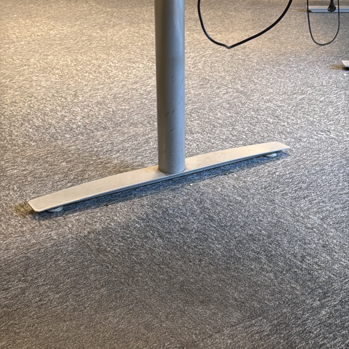 Elektrisk hev/senk-understell fra Norgesmøbler i lys grå