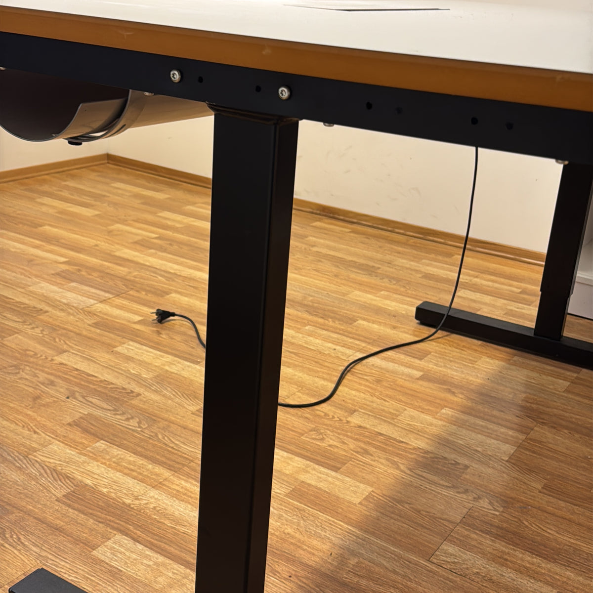 (160x80) Linak skrivebord i hvit, kabelkurv