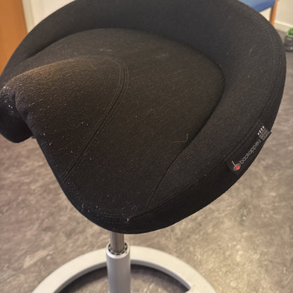 2.0 balansestol fra Backapp i svart, sadelsete