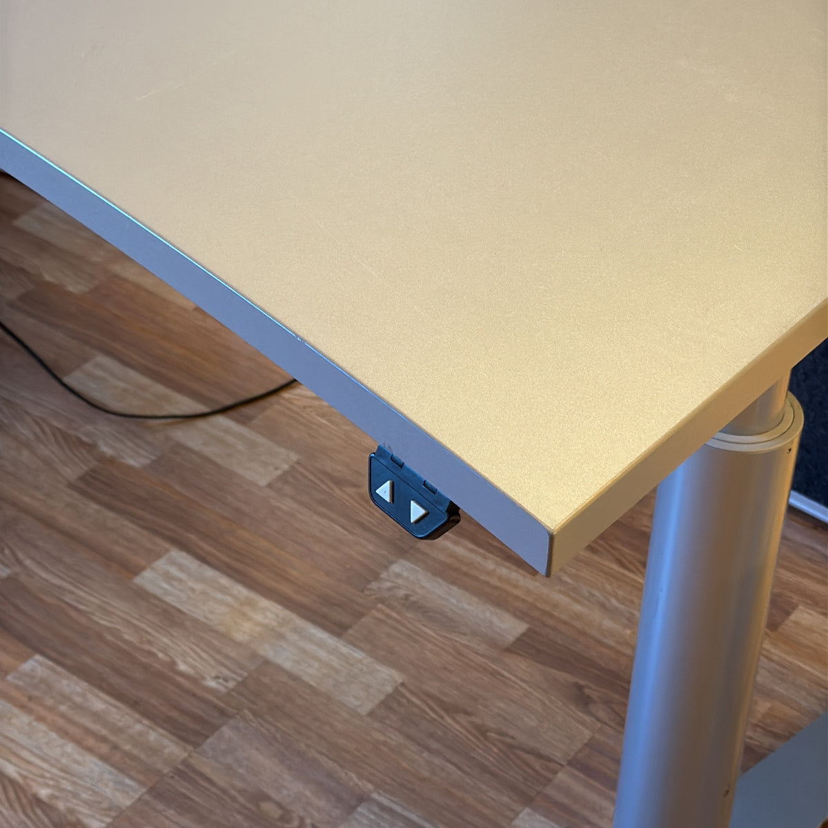 (180x90) skrivebord i grå, buet bordplate