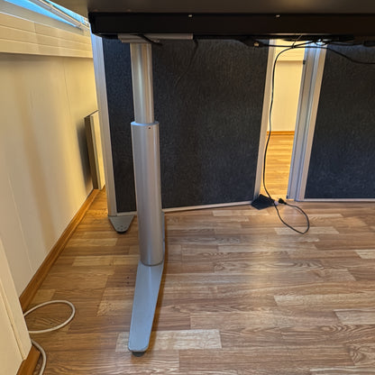 (180x90) skrivebord i grå, buet bordplate
