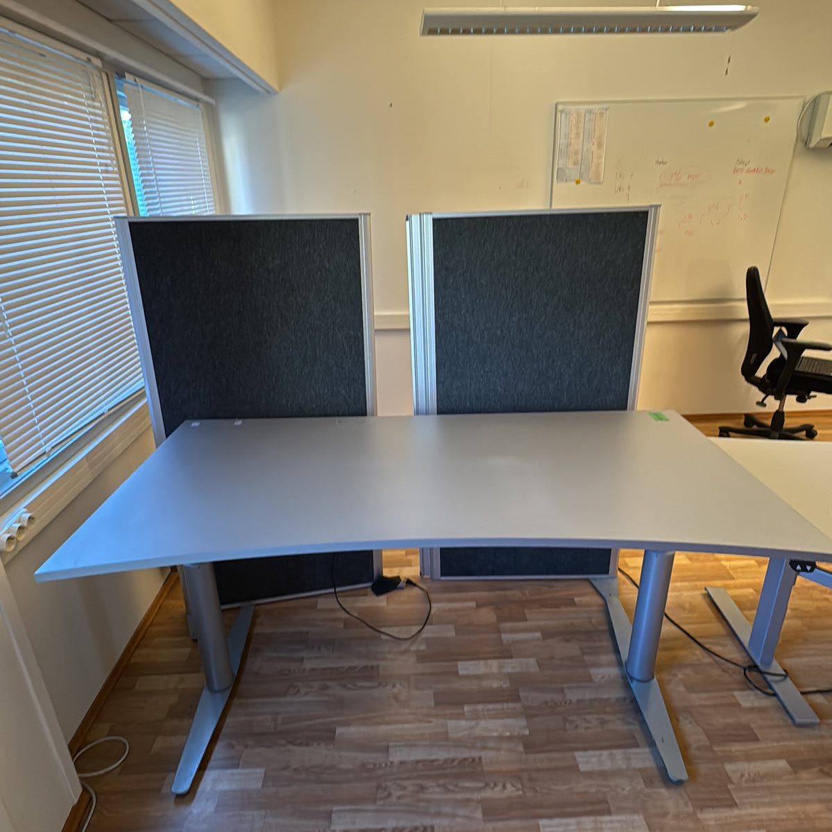 (180x90) skrivebord i grå, buet bordplate
