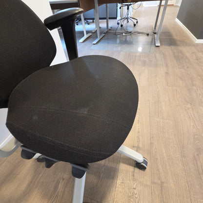 Mereo 220 kontorstol fra RH i svart