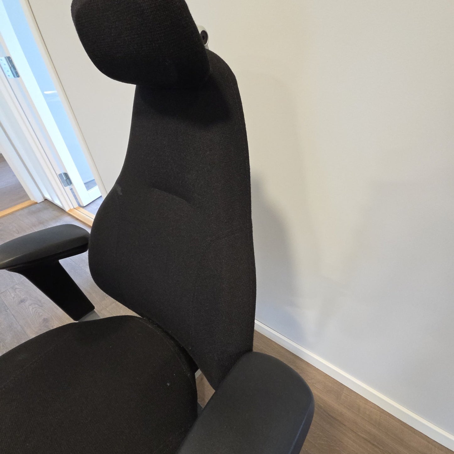 Mereo 220 kontorstol fra RH i svart