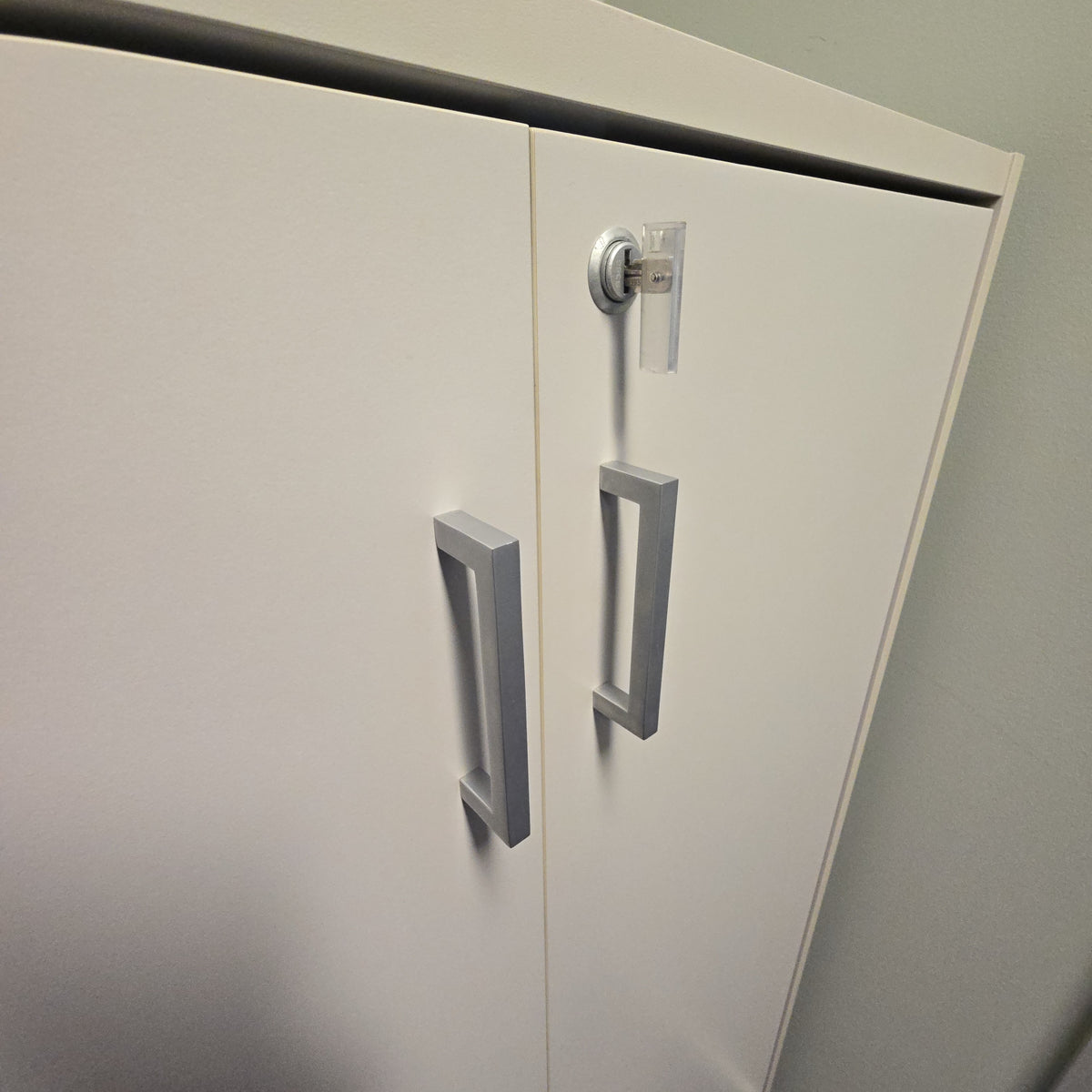 (80x40x127) Svenheim skap i lysegrå