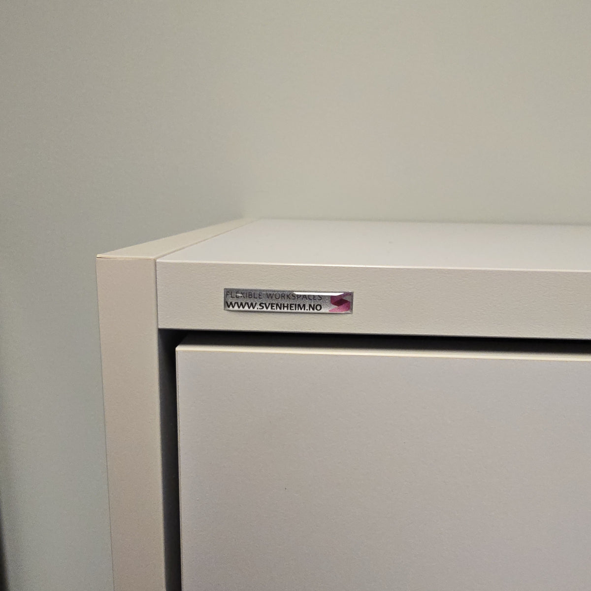 (80x40x127) Svenheim skap i lysegrå