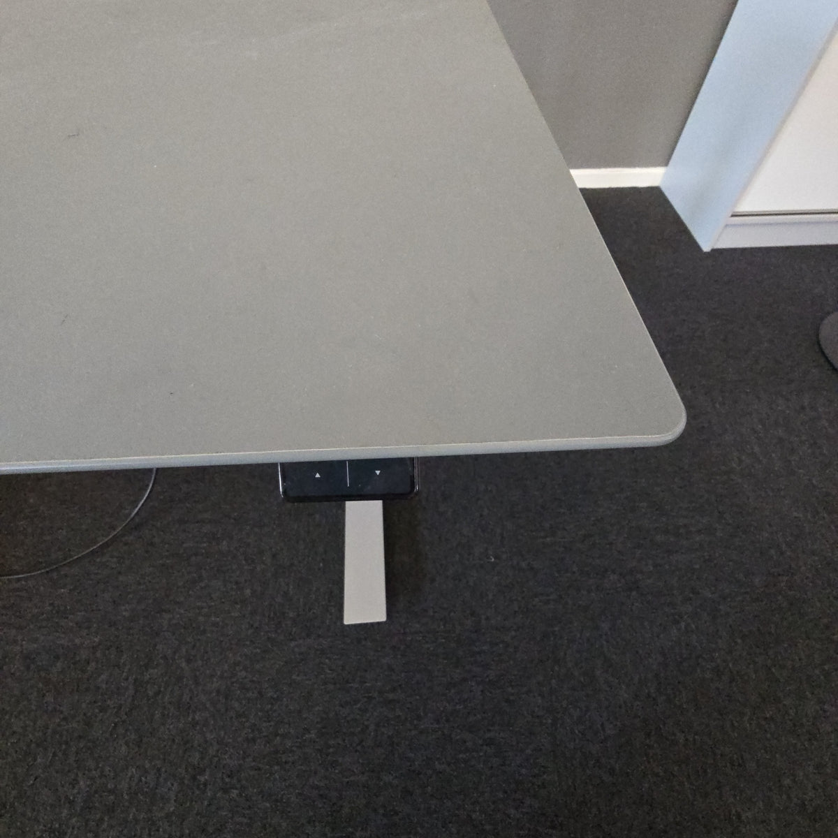 (180x90) Logicdata skrivebord i lys grå, buet sarg