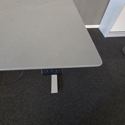 (180x90) Logicdata skrivebord i lys grå, buet sarg