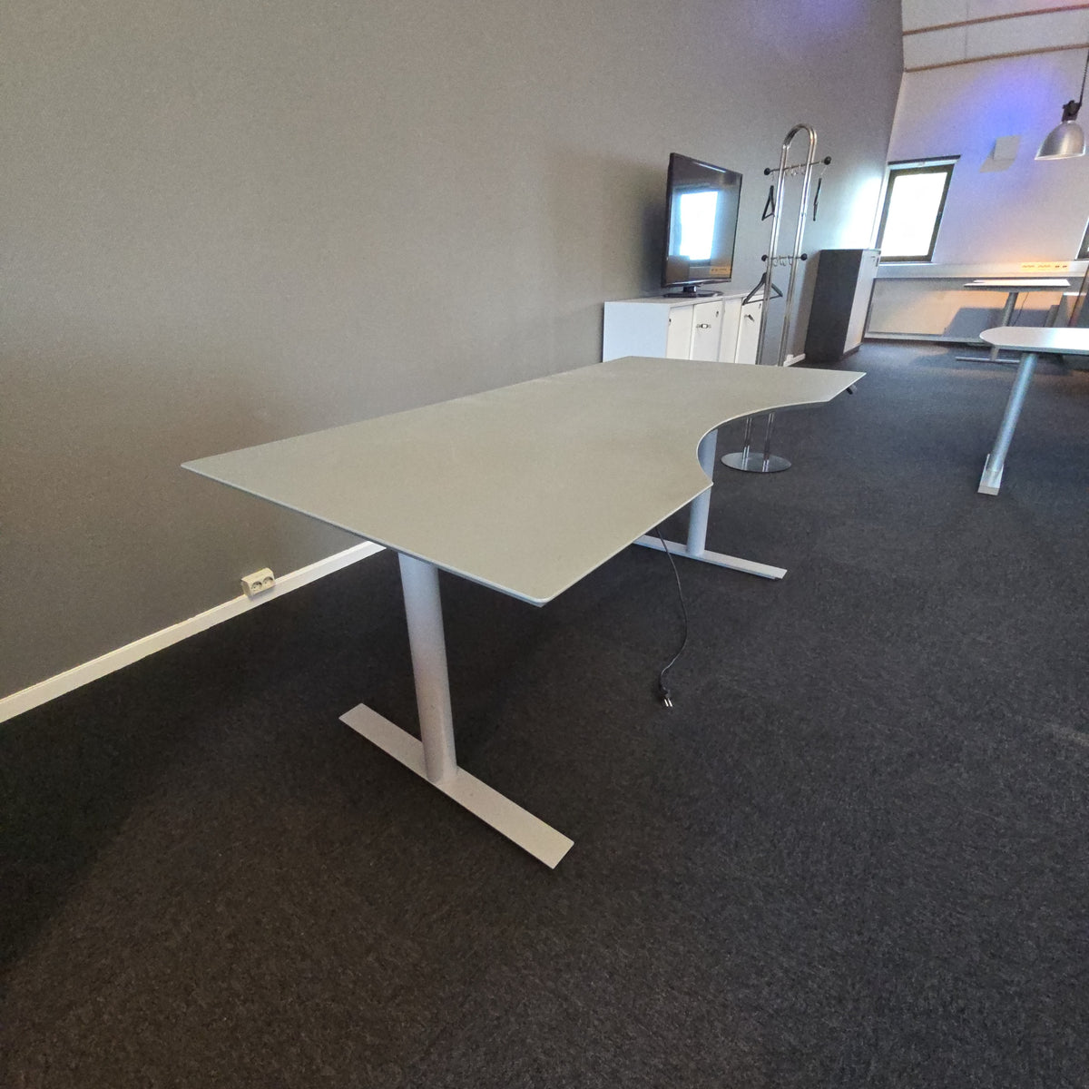 (180x90) Logicdata skrivebord i lys grå, buet sarg