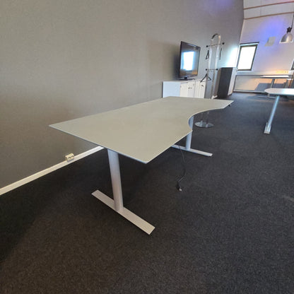 (180x90) Logicdata skrivebord i lys grå, buet sarg