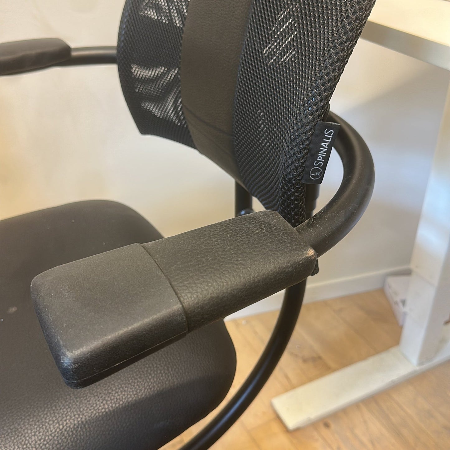 Hacker kontorstol fra SpinaliS i svart