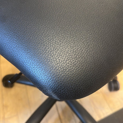 Hacker kontorstol fra SpinaliS i svart