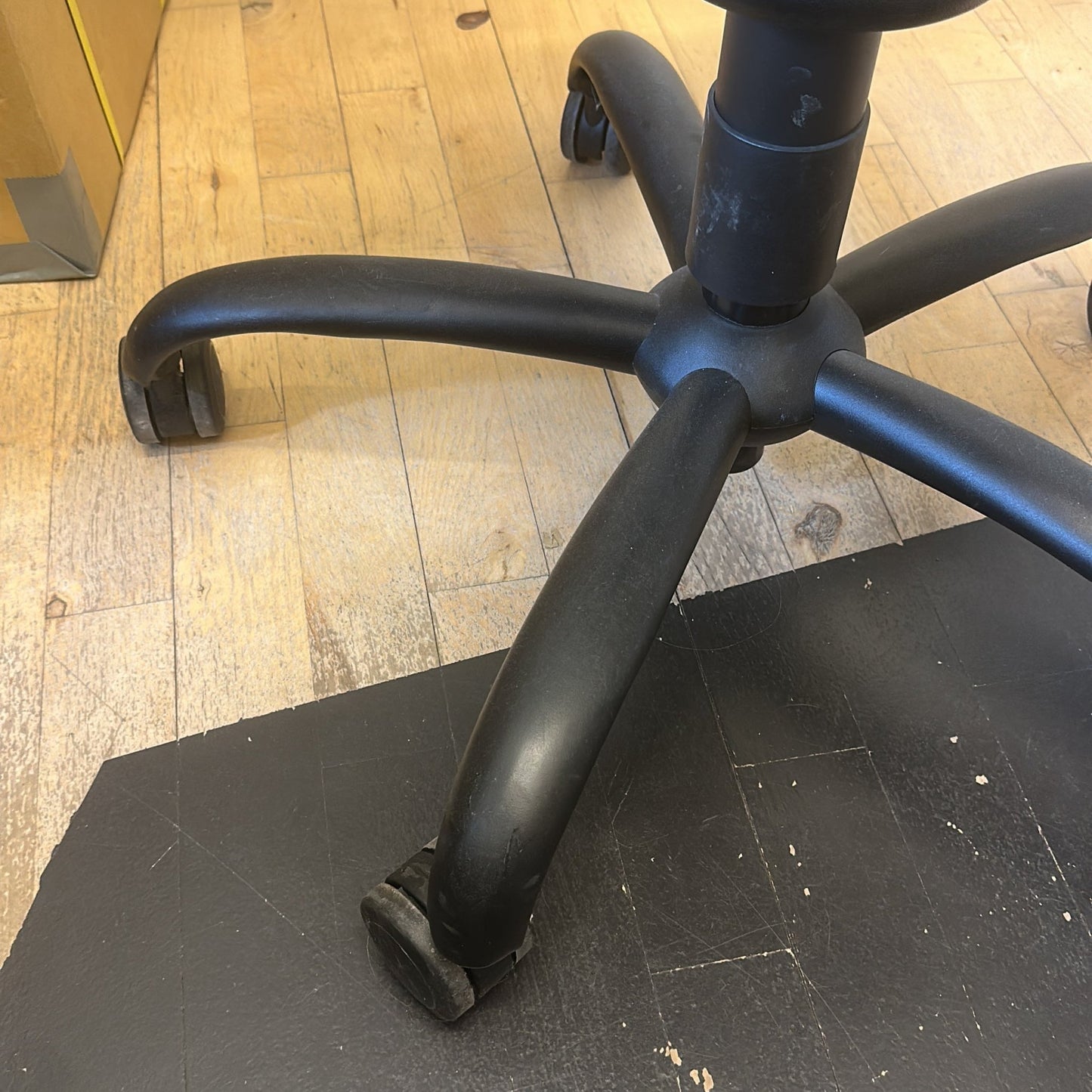Hacker kontorstol fra SpinaliS i svart