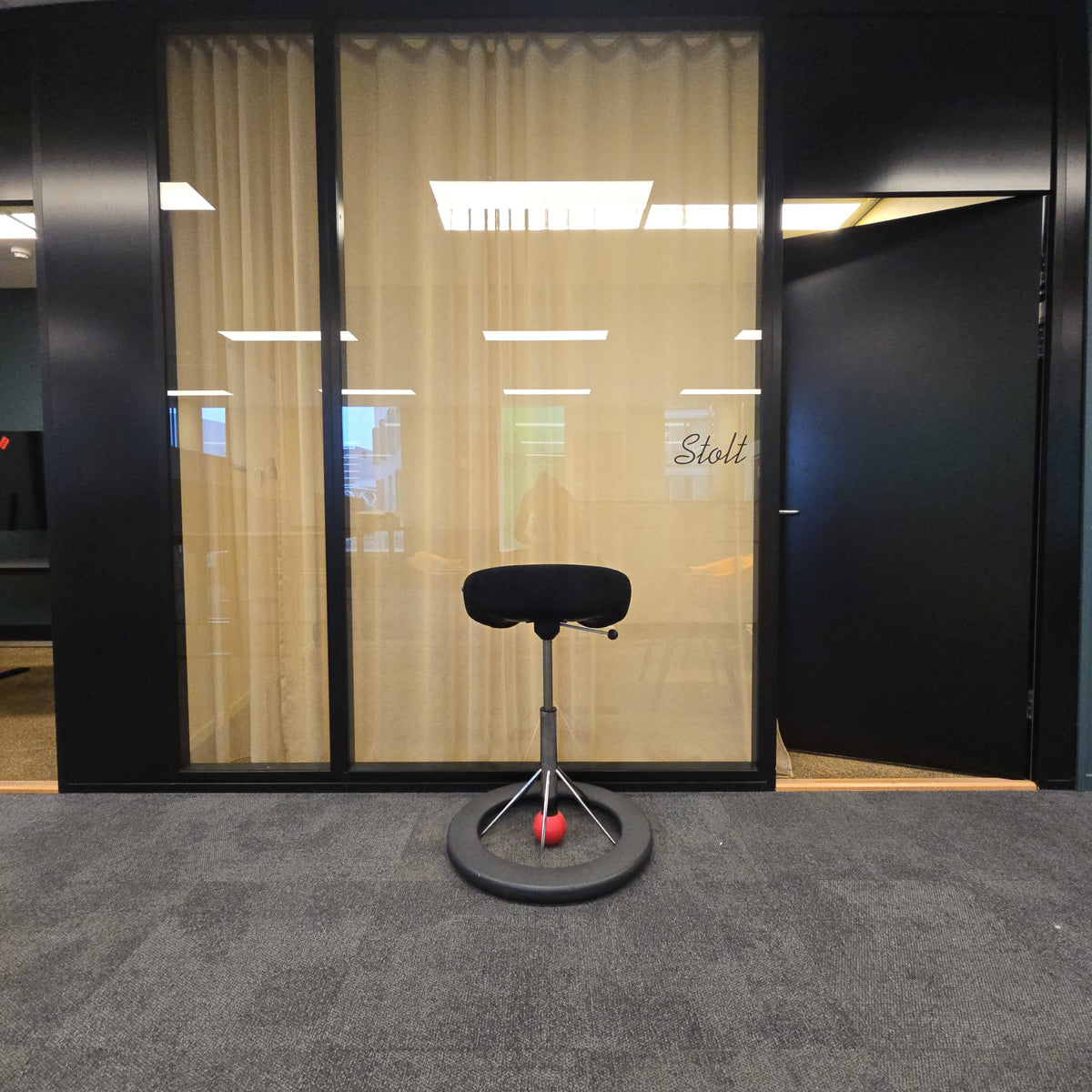 Sadelstol fra Backapp i svart, høyderegulerbar
