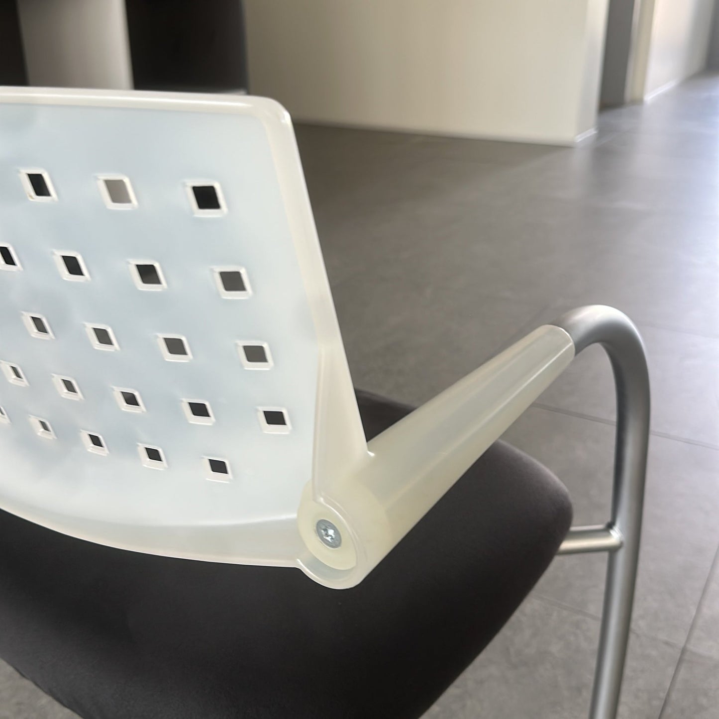 Visavis møtestol fra Vitra i grå