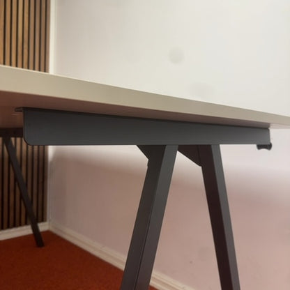 (160x80) IKEA TROTTEN skrivebord i beige