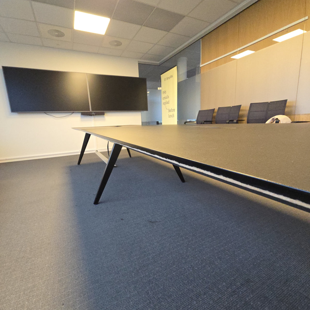 (400x120) møteromsbord i svart, med kabelkurv