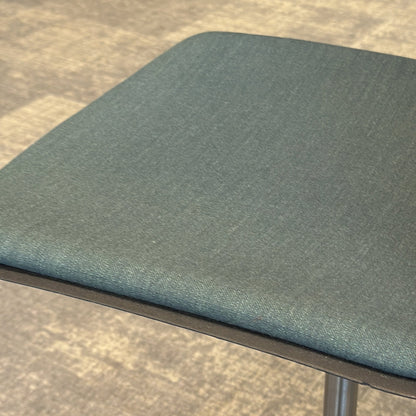 FourSure 66 møtestol fra FOUR Design i grønn