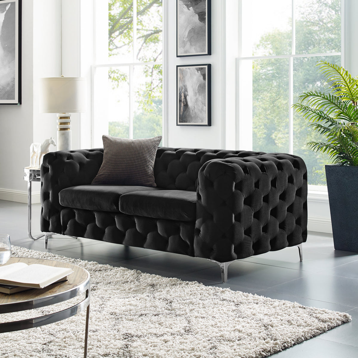 Bella Sofa fra A-Møbler i svart, chesterfield-knapping i velur