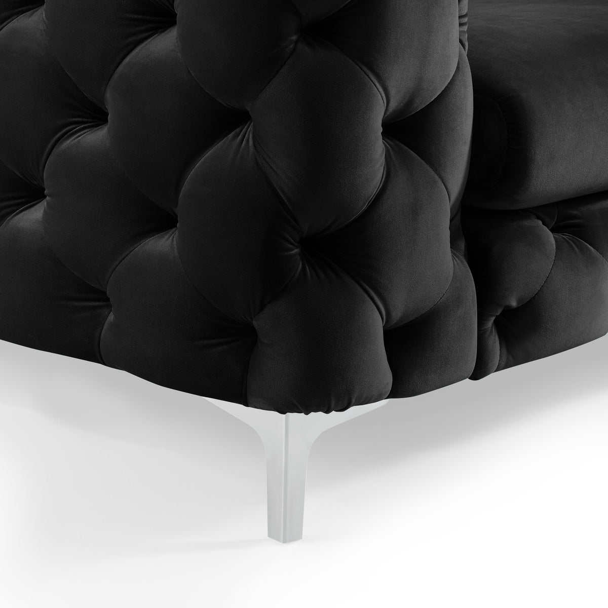Bella Sofa fra A-Møbler i svart, chesterfield-knapping i velur