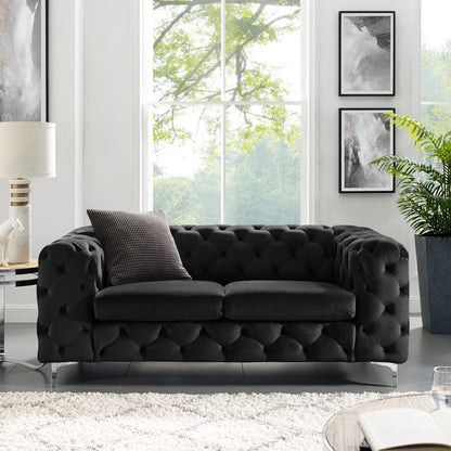 Bella Sofa fra A-Møbler i svart, chesterfield-knapping i velur