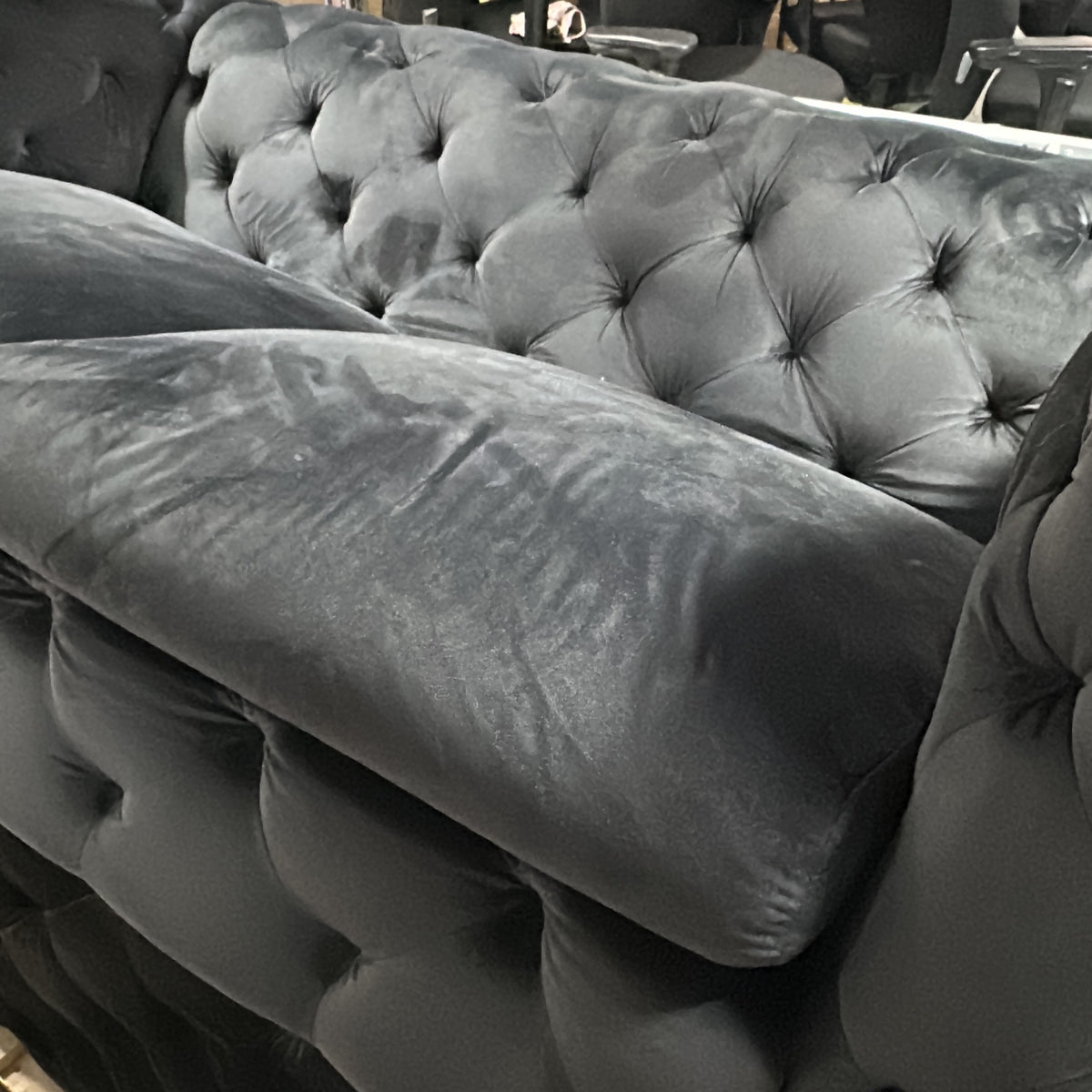 Bella Sofa fra A-Møbler i svart, chesterfield-knapping i velur