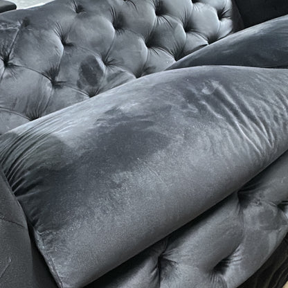 Bella Sofa fra A-Møbler i svart, chesterfield-knapping i velur