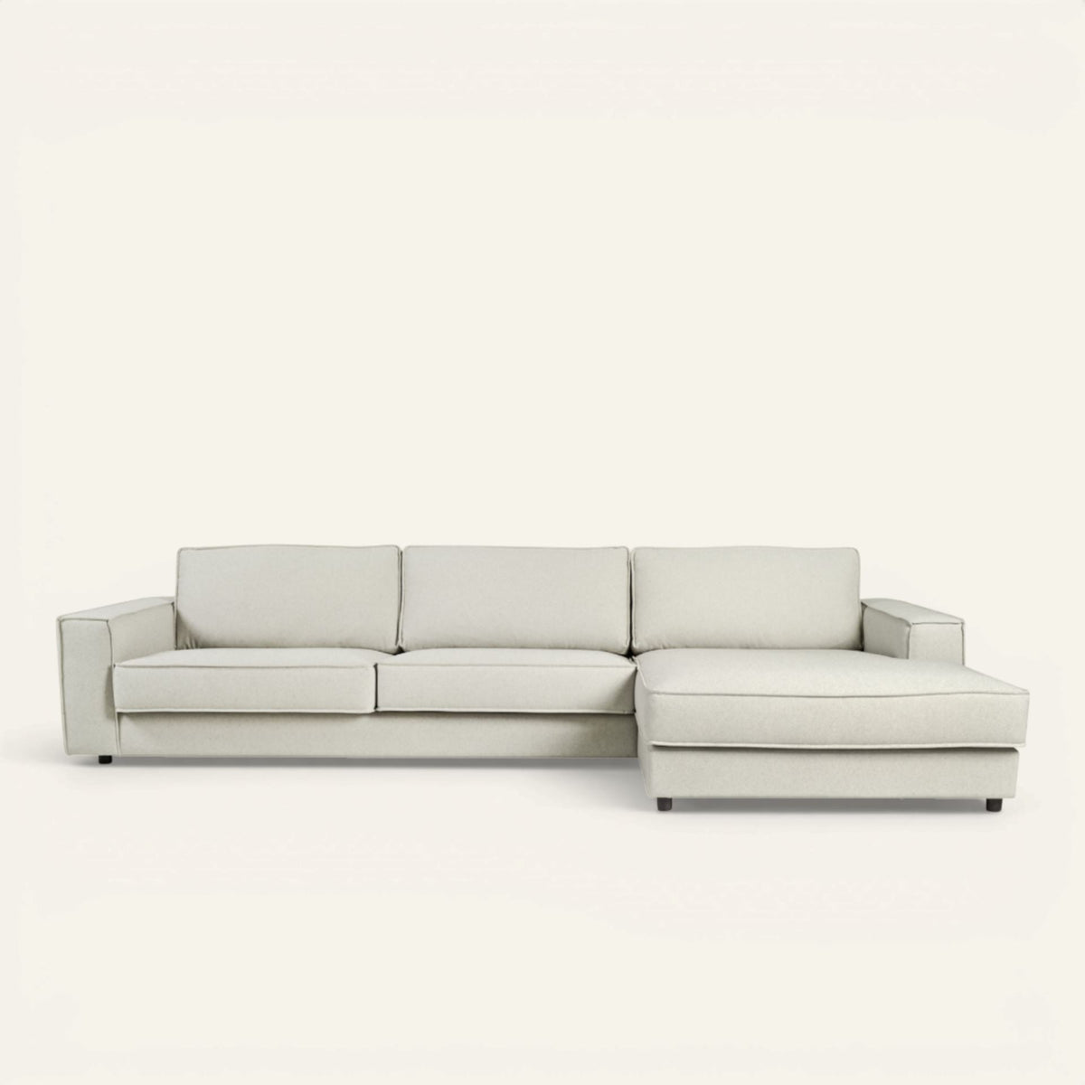 Olivia sjeselongsofa fra Forms & Objects i beige, sjeselong høyre