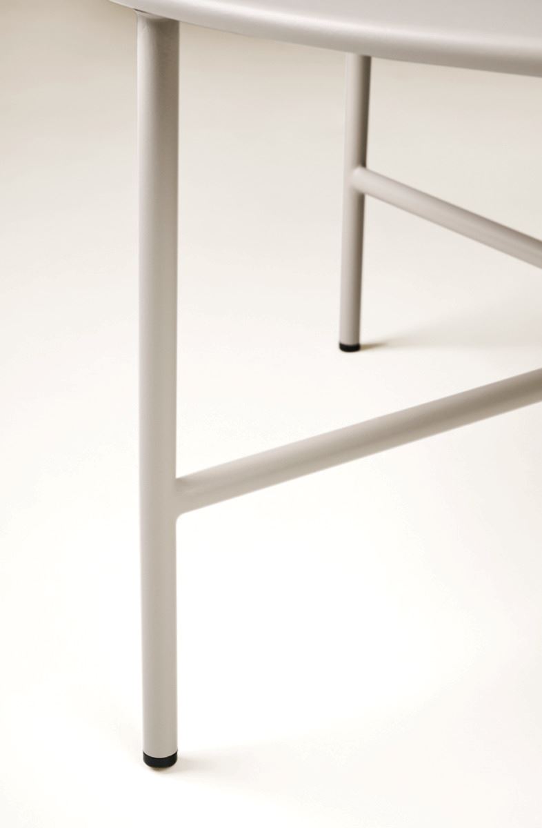 Adrian hagebord fra Forms & Objects i beige, metall